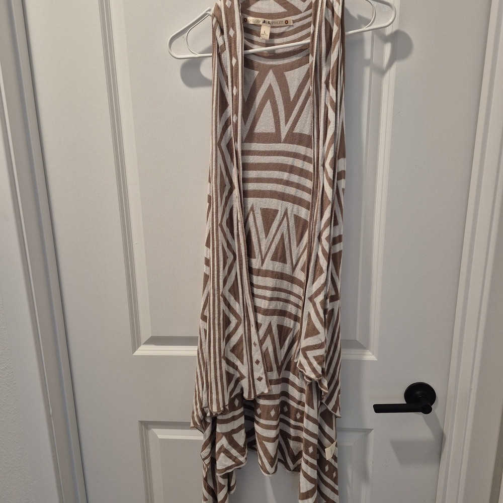 Chelsea & Violet Tan and White Patterned Top